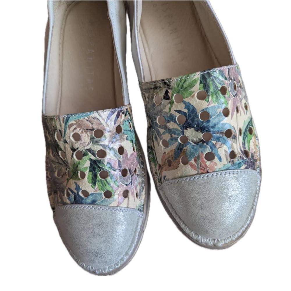 Hispanitas leather floral perforated flat white silver like new size 38 spain